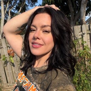 Meet your Posher, Demi